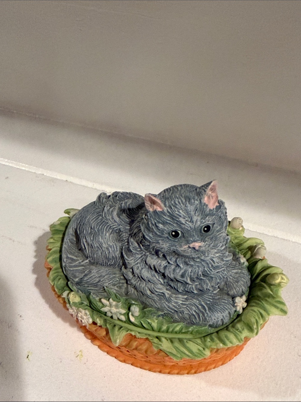Enesco Gray Cat Figurine in Green-Leaf Wicker Bed. 1992 Leslie Anne Ivory